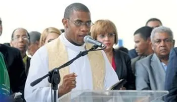 Sacerdote haitiano pide pedir perdón de rodillas a la República Dominicana
