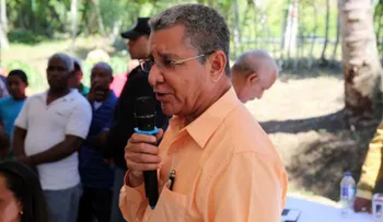 Presidente Medina otorga créditos para crianza de pollos y cerdos en Piedra Blanca