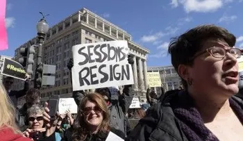 El secretario de Justicia de Trump se reunió dos veces con los rusos durante la campaña; negó ambas