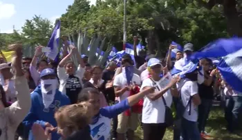 Continúa la violencia en Nicaragua: estudiantes y periodistas atacados quedaron atrapados en una iglesia