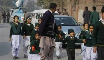 Talibanes atacan escuela y matan 126 en Pakistán