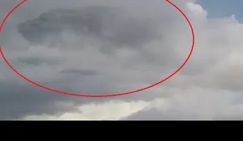Camarógrafo capta nave nodriza entre nubes cuando hacía grabación timelapse (VIDEO)