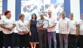 Presidente Luis Abinader entrega 200 títulos de propiedad en Pedernales