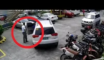 Quiso ayudar a su amigo a estacionar el auto y mira lo que pasó (VIDEO)