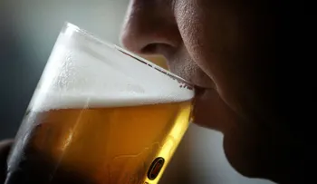 Lo que el exceso de alcohol le hace a tu salud (además del malestar al otro día)