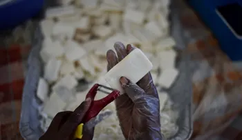 Las mujeres haitianas que convierten jabones usados en una esperanza para Haití