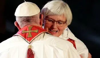 El Papa descartó que las mujeres puedan ser sacerdotes