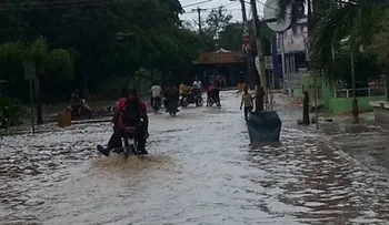 Aguaceros inundan viviendas y calles en Barahona
