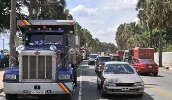 Camioneros realizaron paro en el Malecón