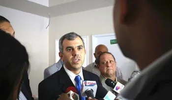 Nieto de Antonio Guzmán inscribe candidatura a senador por Santiago