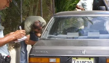 Amet multa a 70 conductores por manejar sin cinturón y hablando por celular