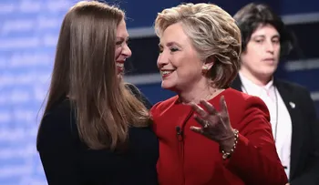 Con un recuerdo irónico, Chelsea Clinton se subió al debate sobre las noticias falsas