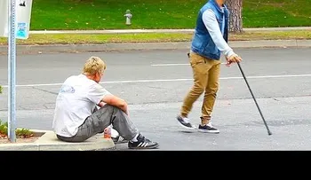 ¿Cómo reacciona la gente cuando un ciego pierde dinero en la calle?