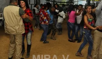 Observadores de ONU bailando en otro campamento de las FARC