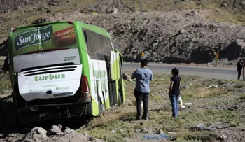 Autobús de pasajeros se accidenta en Argentina camino a Chile