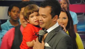 Alex Bueno exhibe hijo y esposa, una muestra de estabilidad emocional y profesional
