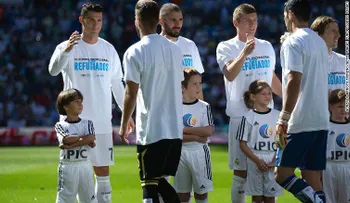 Cristiano Ronaldo salta al césped junto al niño sirio pateado en Hungría