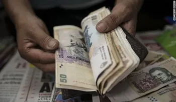 Por 1ra vez en la historia, el peso uruguayo vale más que el argentino