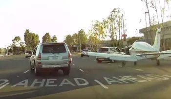 Una avioneta aterriza en una calle... casual