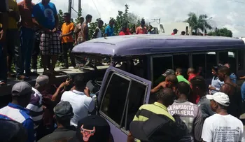 Al menos nueve personas heridas por choque de guagua del transporte público con patana 