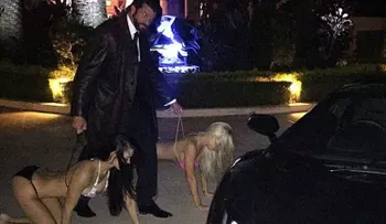 Insólito! Magnate australiano pasea a su esposa como un perro