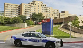 Llevan a hospital indigente enfermo estaba bajo elevado de la Kennedy
