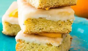Pastel con glaseado de naranja y chía