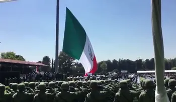 Papelón en México: insólito accidente frente al presidente en el acto oficial por el Día de la Bandera