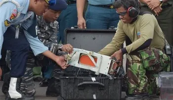 Suman 100 cadáveres recuperados avión de AirAsia