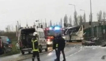 Objeto de un camión salta y mata a seis estudiantes que viajaban en un autobús en Francia