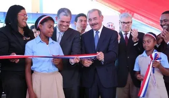 Presidente Medina inaugura dos escuelas en El Higüero, Villa Mella