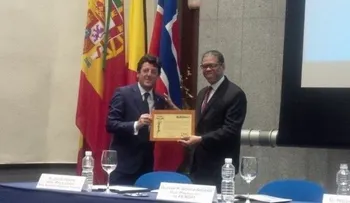 Director de Inposdom recibe reconocimiento por sellos y monedas
