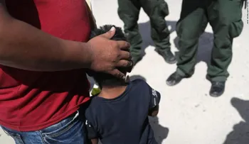 Inmigrantes detenidos dicen que les obligaron a beber agua maloliente y comida podrida