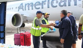 Aerolíneas aún enfrentan dificultades para llegar a la devastada isla de Puerto Rico