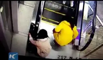¡Lo quitan de las escaleras antes que sucediera lo peor (VIDEO)