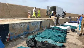 Mueren 94 migrantes en naufragio frente a Italia