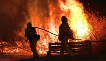 Un incendio forestal obliga a 5.000 residentes del condado de Los Ángeles a abandonar sus hogares