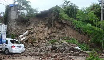 Huracán Simon se intensifica a categoría 4 y agrava los daños en México