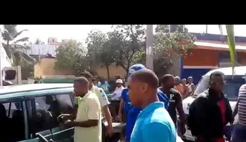 Videos: Amet y un civil pelean en la calle; otro agente manotea joven