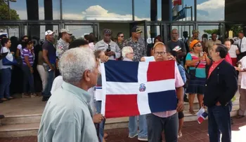 Nacionalistas protestan frente a Migración contra "la invasión pacífica" de haitianos al país