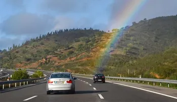 Niño de 6 años conduce su motocicleta por error en autopista 