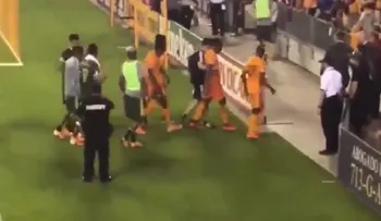 Un futbolista irrumpe en llanto tras enterarse de la muerte de su padre en plena cancha