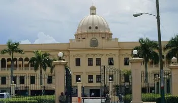 Profesores jubilados reclaman frente a Palacio aumento de pensión