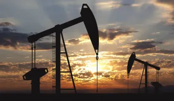 El petróleo WTI sube 5% y cierra en 82,13 dólares por dudas sobre reapertura de Ormuz