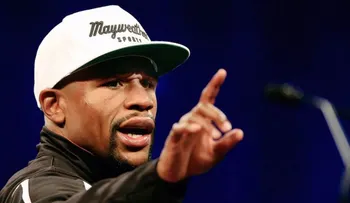 Floyd Mayweather increpó a un juez de un concurso de niñas animadoras por no haber elegido a su hija
