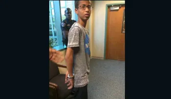 Joven musulmán crea un reloj, lo muestra a sus maestros en Texas y termina arrestado