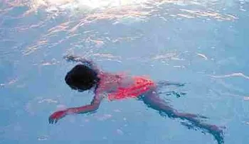 Una niña de 1 año muere ahogada en una piscina y uno de 3 años al caerle un saco de arroz