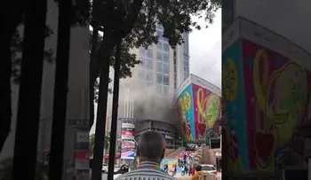 Incendio afecta tiendas y oficinas en zona baja de Acrópolis Center