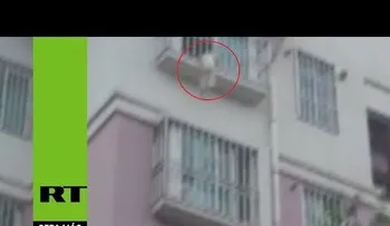 Espectacular: Un anciano salva niño colgado en un sexto piso (VIDEO)