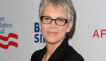 Jamie Lee Curtis recrea la famosa escena de su madre del grito en la ducha en la cinta 'Psycho'